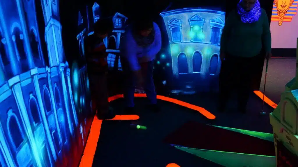 Aktivitäten für Familien: Ideen für familienfreundliche Aktivitäten und Attraktionen an der Ostsee 4 Indoorgolf in Bergen auf Rügen Aktivitäten für Familien